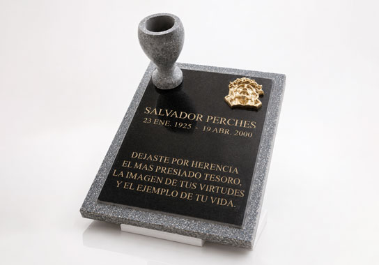 Placa memorial en granito negro, ejemplo terminado