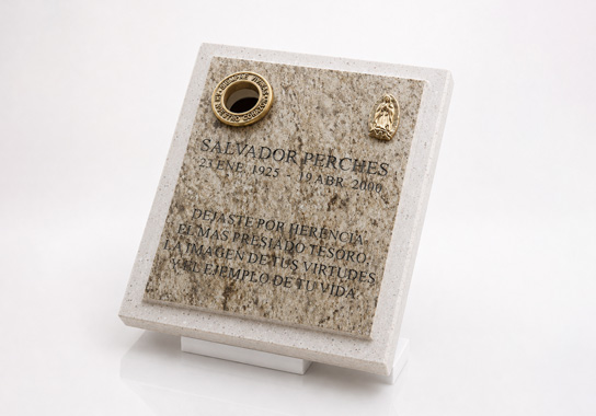 Placa memorial en granito claro, ejemplo terminado
